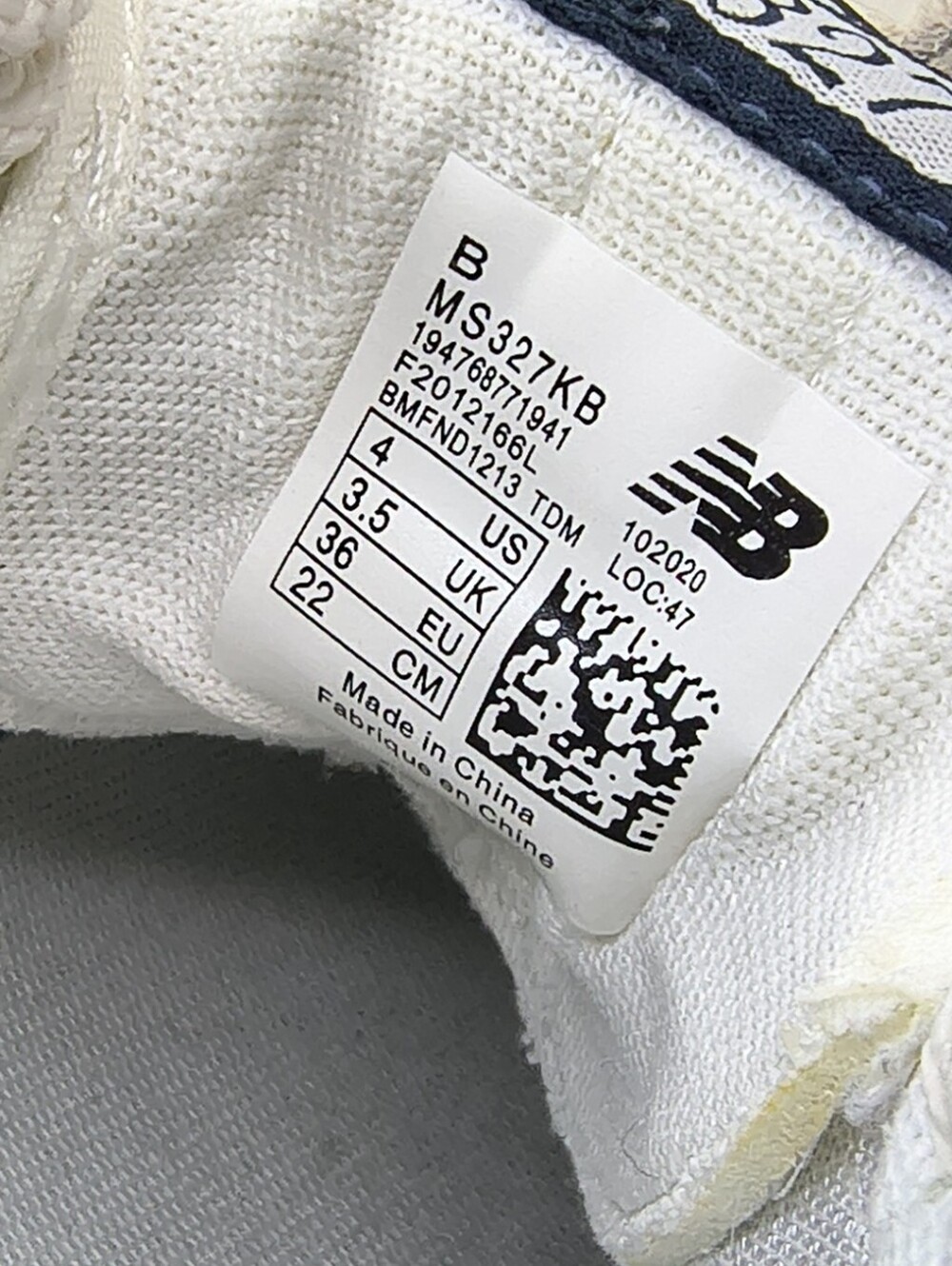 New Balance 327 women's sneakers in a white and gray colorway - Picture 4 of 5